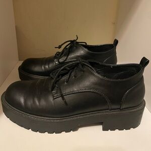 Black platform oxfords with a chunky sole #oxfords
